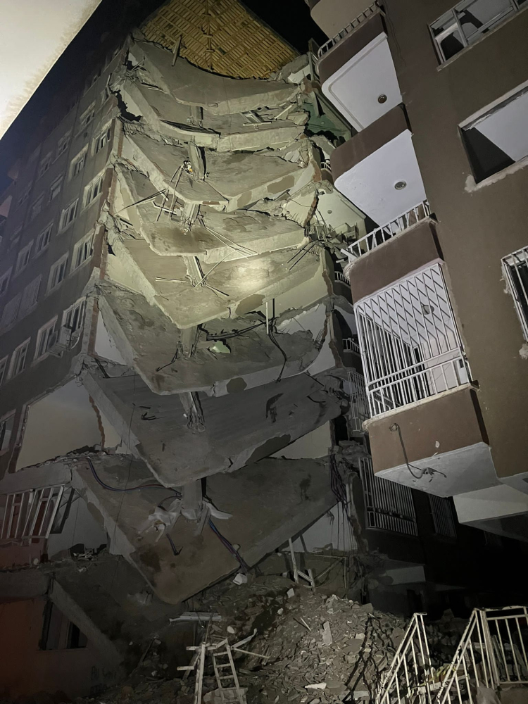 Diyarbakır'da depremlerde ağır hasar gören binanın bir kısmı çöktü