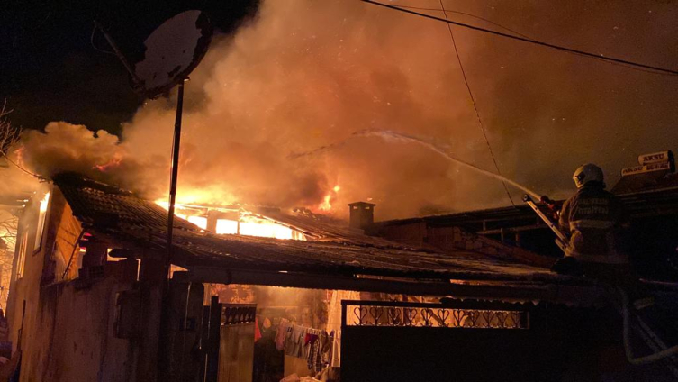 Balıkesir'de yangın: 4 ev kullanılamaz hale geldi