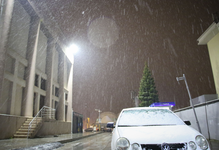 Uşak'ta kar yağışı etkili oluyor