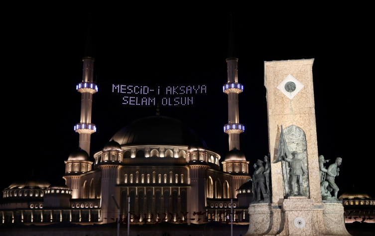 Taksim Camii'ne 'Mescid-i Aksa'ya selam olsun' mahyası