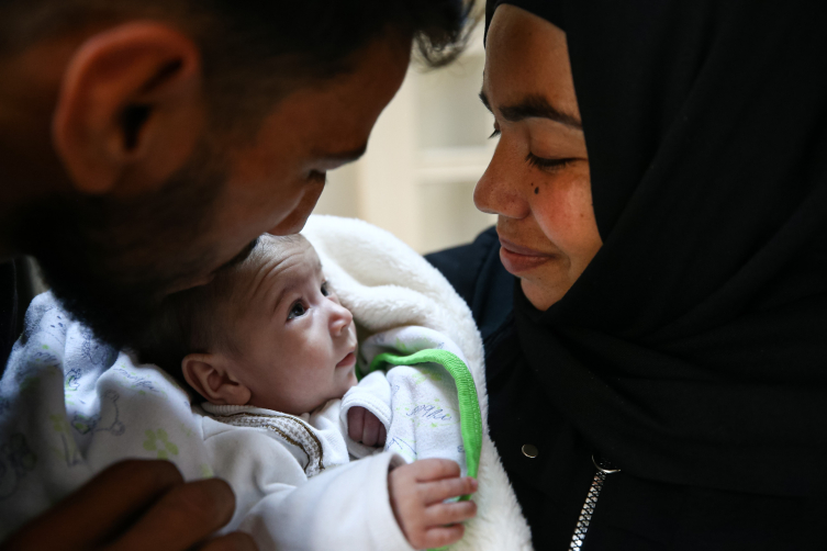 Meryem bebek depremden iki ay sonra ailesine kavuştu