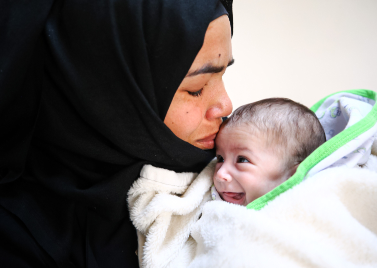 Meryem bebek depremden iki ay sonra ailesine kavuştu