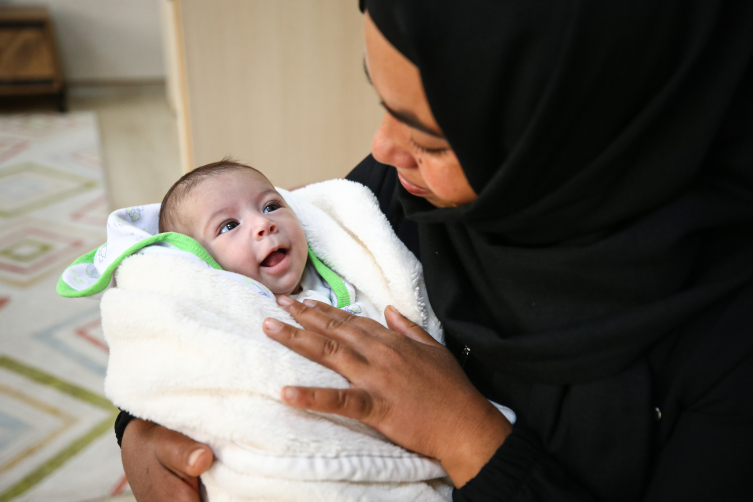 Meryem bebek depremden iki ay sonra ailesine kavuştu