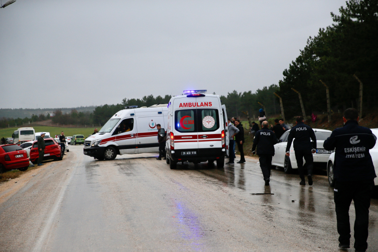 Eskişehir'de zincirleme kaza: 12'si asker 14 yaralı