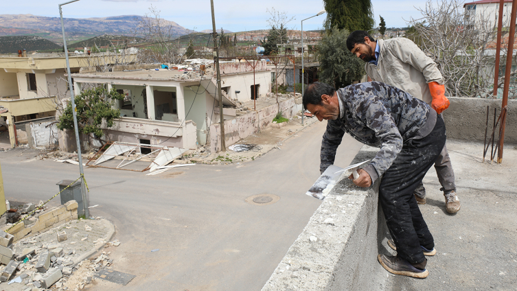 Pazarcık'ta hafif hasarlı evler onarılıyor