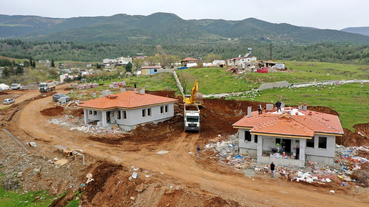 Nurdağı'ndaki afet evlerinin inşası devam ediyor