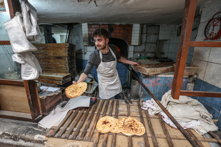 Hatay'ın tarihi Uzun Çarşı'sı eski bayramları özlüyor