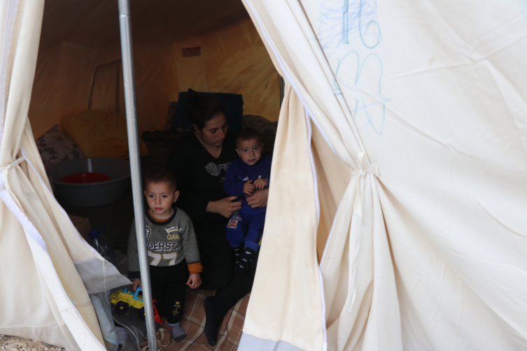 Çadır kentte yaşayan depremzede 5 çocuğundan güç buluyor