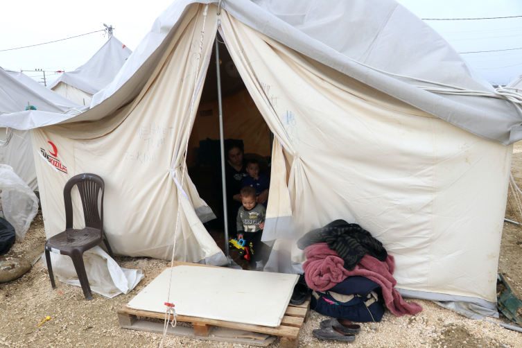 Çadır kentte yaşayan depremzede 5 çocuğundan güç buluyor