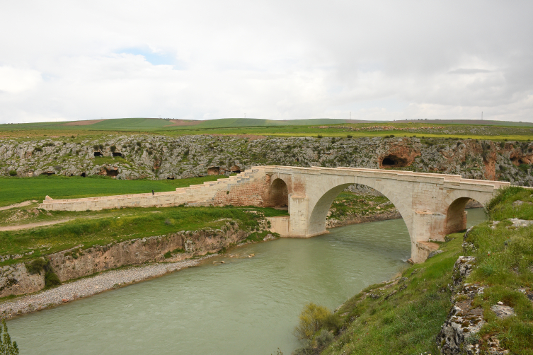 Adıyaman'daki tarihi Kızılin Köprüsü depremde zarar görmedi
