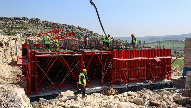 Hatay'da deprem konutlarının inşaatı sürüyor