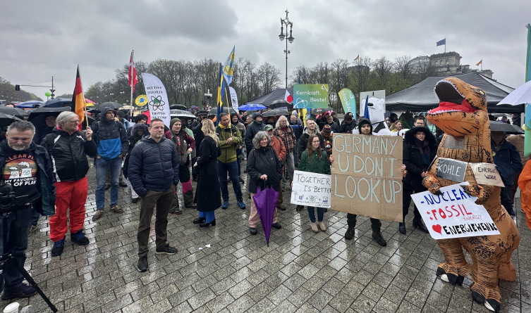 Nuclear energy supporters and opponents demonstrate in Berlin