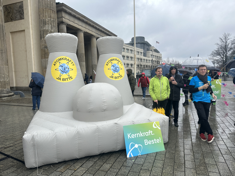 Berlin’de nükleer enerji destekçileri ve karşıtları gösteri yaptı