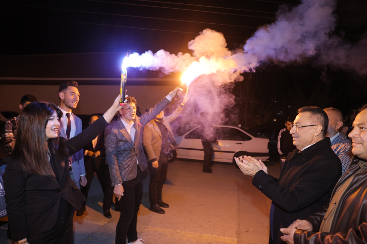 Cumhurbaşkanı Yardımcısı Oktay gençlerle sahurda buluştu