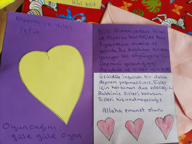 Depremzede çocuklara gönderilen notlar duygulandırdı: Sizi asla yalnız bırakmayacağız