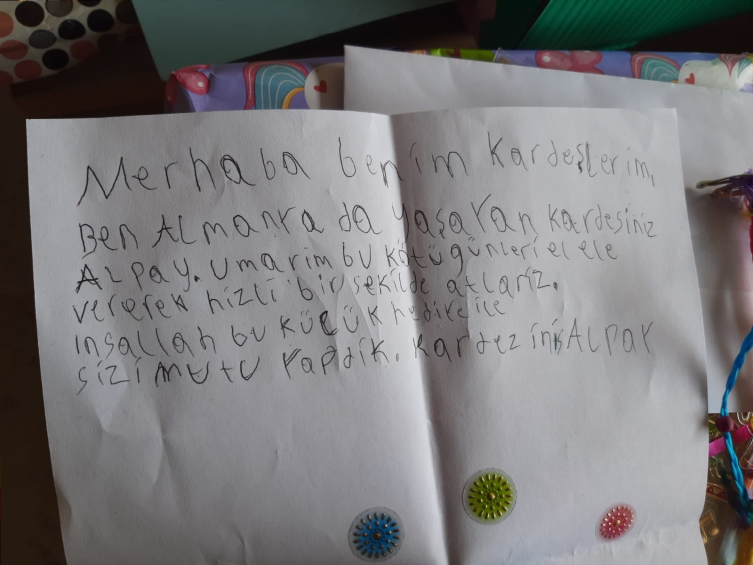 Depremzede çocuklara gönderilen notlar duygulandırdı: Sizi asla yalnız bırakmayacağız