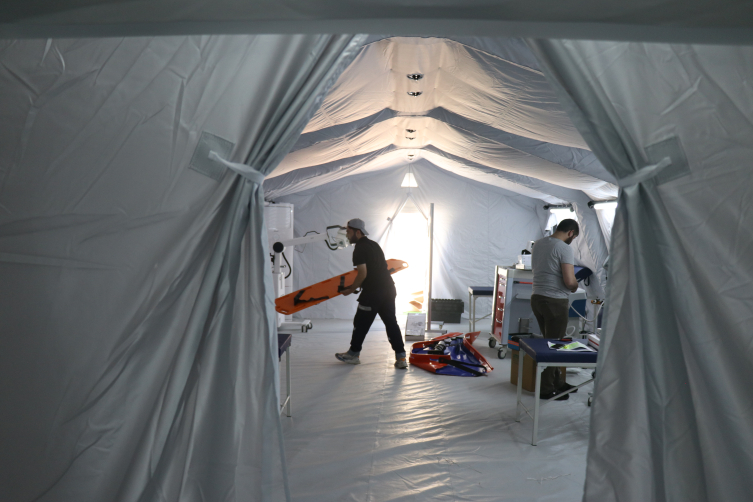 Nüfusu kadar depremzede geldi: Yayladağı'na sahra hastanesi kuruluyor