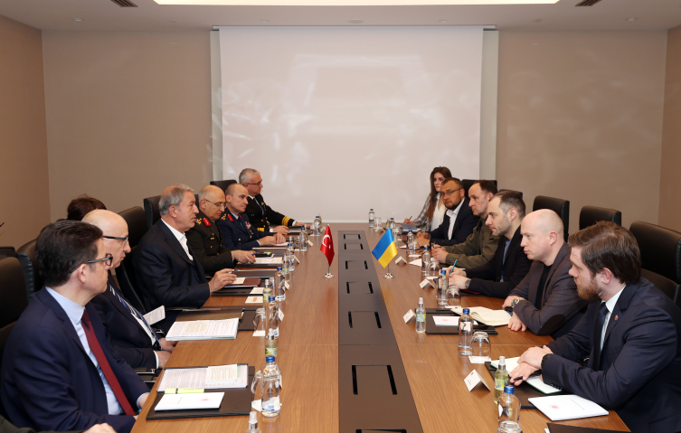 Bakan Akar, Ukrayna Altyapı Bakanı ile görüştü