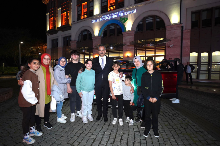 Bakan Özer, Türkiye'nin yerli otomobili Togg'u Ordulular ile buluşturdu