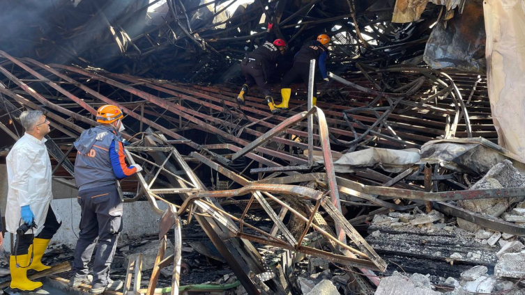 Mersin'de mobilya fabrikasında yangın: Biri itfaiye eri 4 kişi öldü