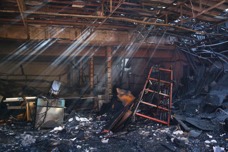 Mersin'de mobilya fabrikasında yangın: Biri itfaiye eri 4 kişi öldü