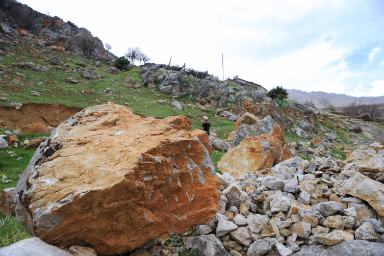 Depremin ardından tarım arazisinde obruk oluştu