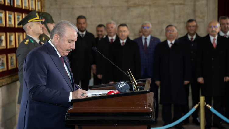 Devlet erkanı Anıtkabir'i ziyaret etti