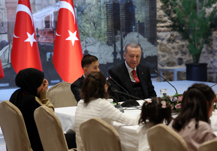 Erdoğan: Depremzedelerimizi normal hayatlarına geri döndüreceğiz