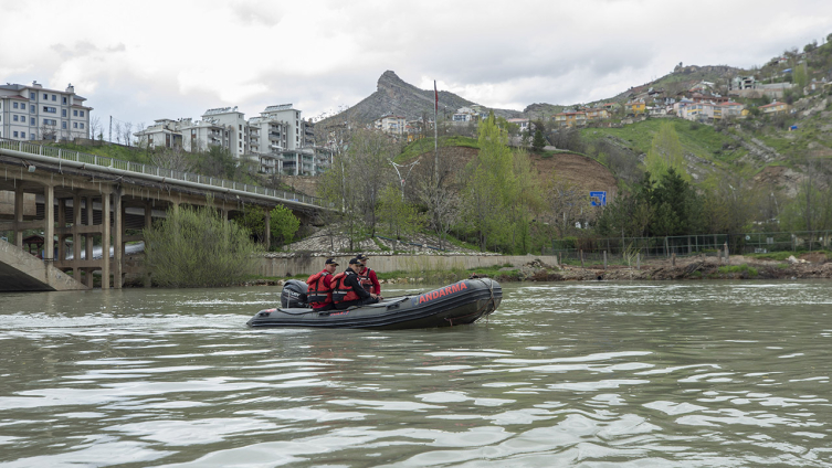 Munzur Çayı'na düşen 3 genci arama çalışmaları devam ediyor
