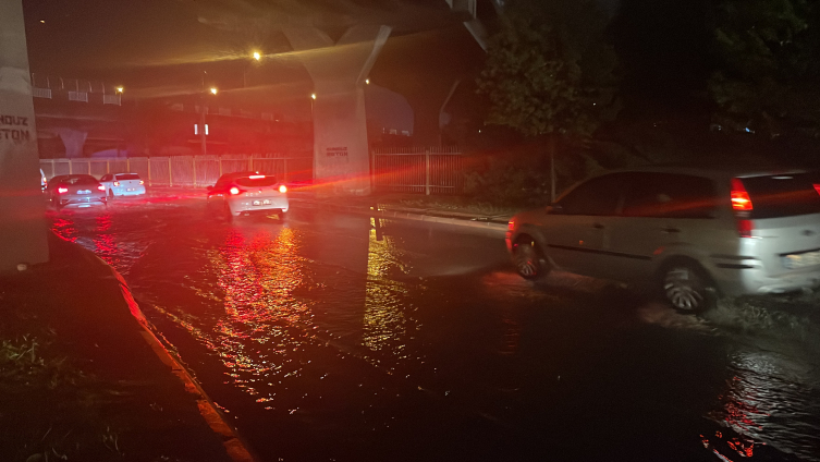 İzmir'de sağanak sonucu evleri su bastı