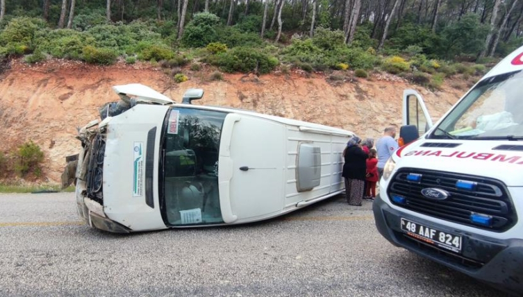 Muğla'da öğretmen servisi devrildi: 10 yaralı