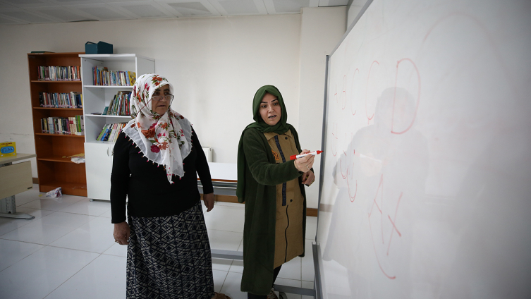 KYK yurdunda kalan depremzede okuma yazma öğrendi