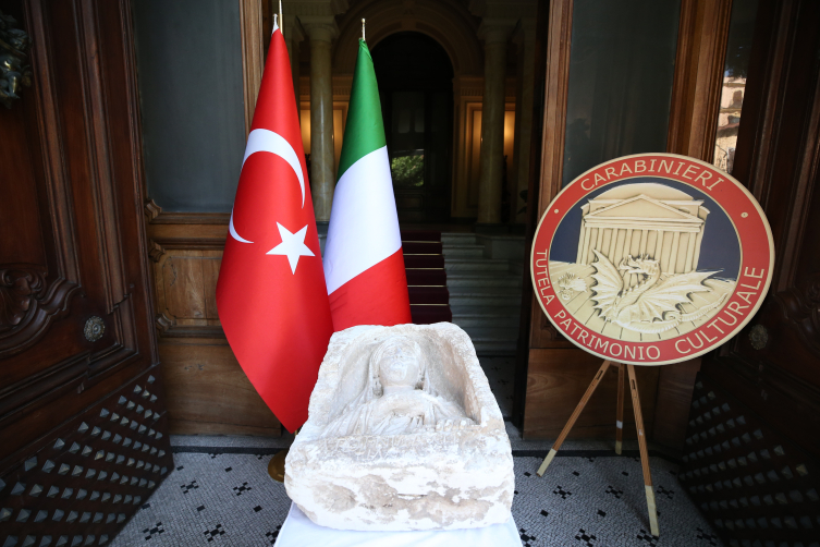 Gaziantep'ten kaçırılan mezar steli Roma Büyükelçiliği'ne teslim edildi