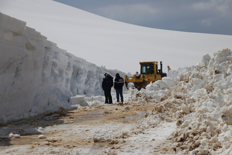 Bayburt'un yükseklerinde karla mücadele sürüyor