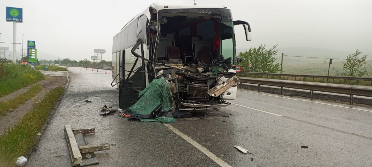 Balıkesir'de tur otobüsü tırla çarpıştı: 33 yaralı