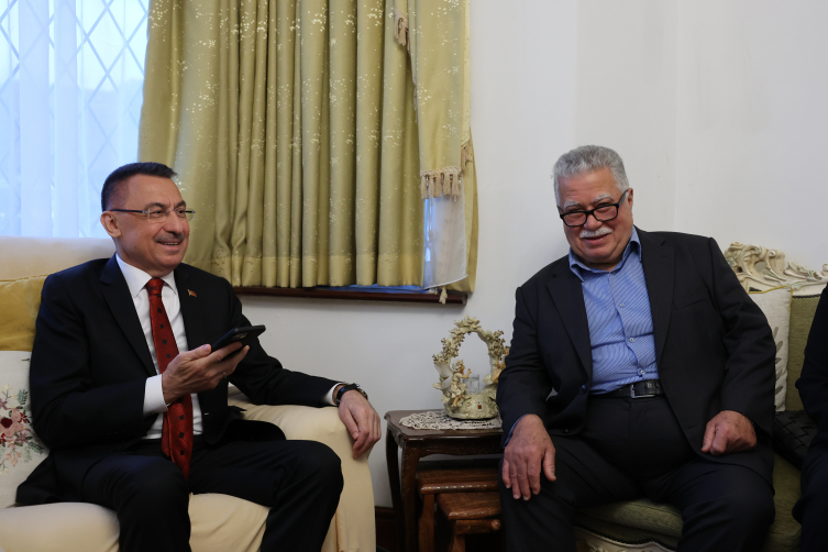 Cumhurbaşkanı Yardımcısı Oktay ve eşi Hümeyra Oktay, Londra'da Kıbrıs Türkü aileye misafir oldu