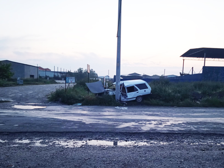Manisa’da otomobil elektrik direğine çarptı: 1 ölü, 1 yaralı