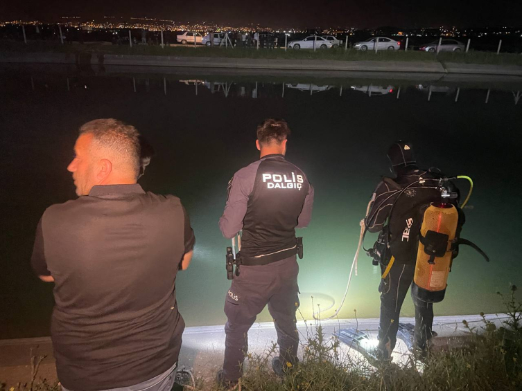 Şanlıurfa'da otomobil sulama kanalına düştü: 6 kişi aranıyor