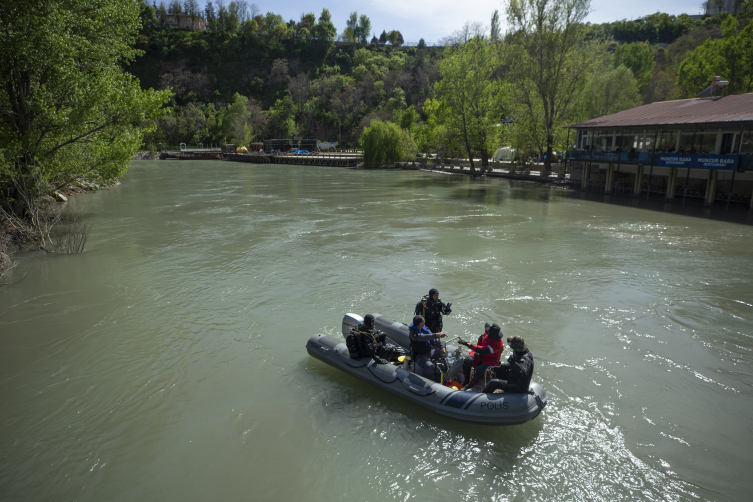 Munzur Çayı'nda kaybolan 2 kişinin bulunması için suyun yönü değiştirildi