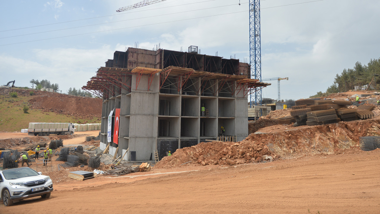 Türkoğlu'ndaki deprem konutları yükseliyor