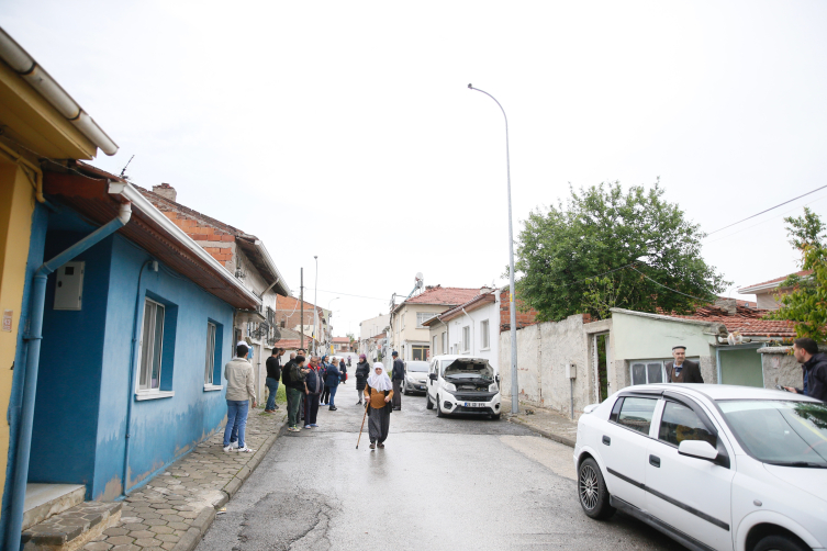 Eskişehir'de aydınlatma direğine yıldırım isabet etti