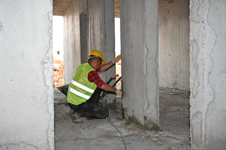 Deprem konutları inşaatında mesai gece gündüz sürüyor