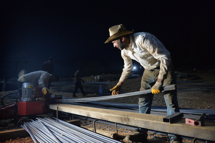 Deprem konutları inşaatında mesai gece gündüz sürüyor