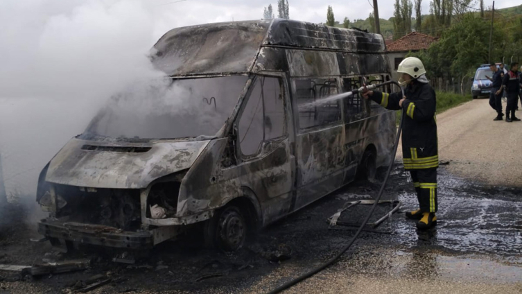 Amasya'da çocukları taşıyan minibüs yandı