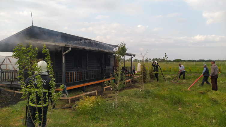 Lüleburgaz'da yanan ahşap ev kullanılmaz hale geldi