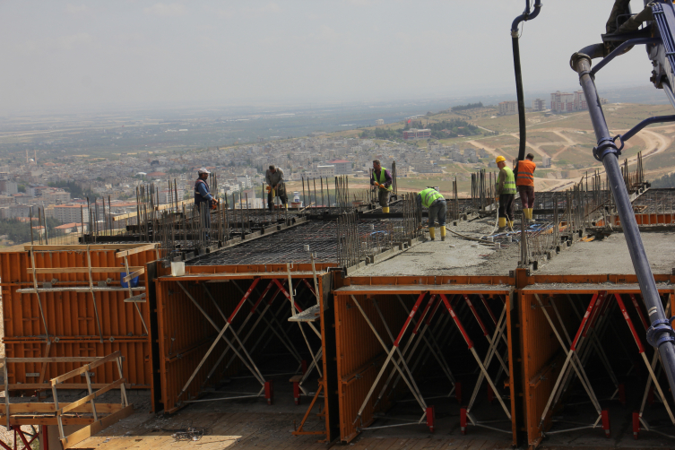 Kilis'te depremzedeler için yapılan kalıcı konutların inşası sürüyor