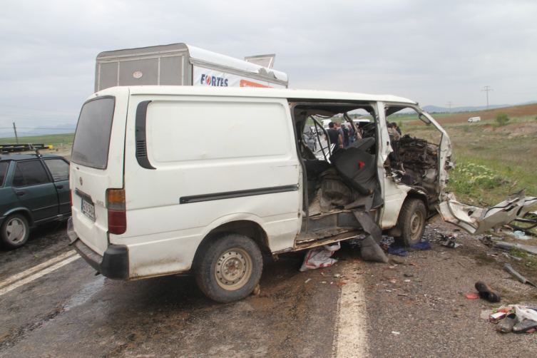 Konya'da işçi taşıyan minibüsle kamyonet çarpıştı: 2 ölü, 3 yaralı