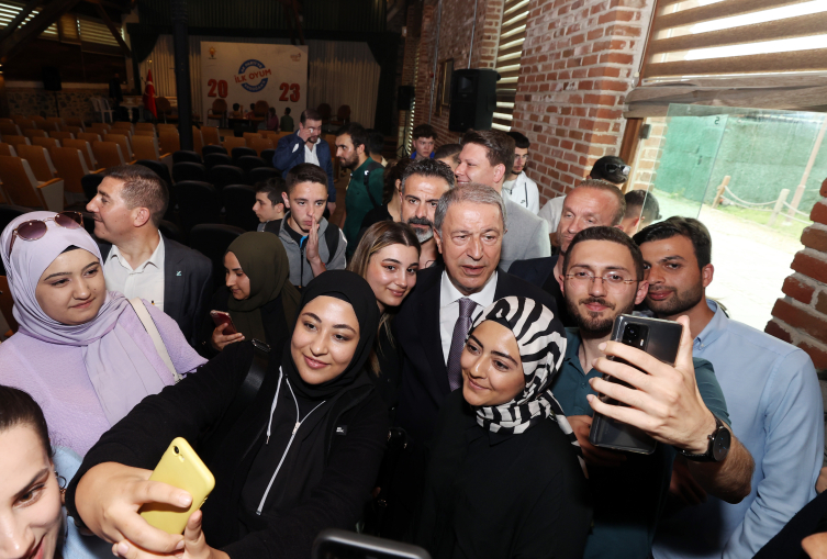 Bakan Akar şehit aileleri ve gazilerle bir araya geldi