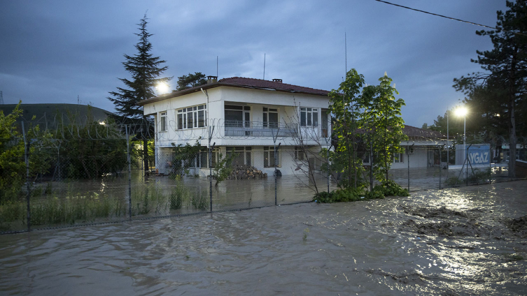 Elmadağ'da sağanak sonrası temizlik çalışmaları sürüyor