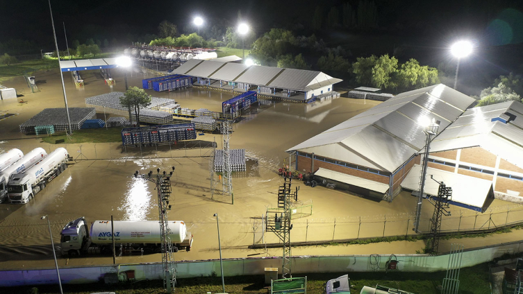 Elmadağ'da sağanak sonrası temizlik çalışmaları sürüyor